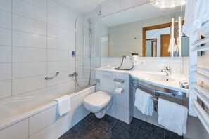 Minibar med vissa gratis produkter och värdeförvaringsskåp på rummet