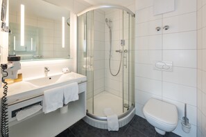 Minibar contenant certains articles gratuits, coffre-fort, bureau