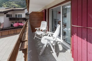 Chambre double (South) | Minibar contenant certains articles gratuits, coffre-fort, bureau