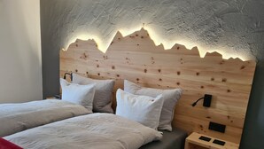 A double bed with a wooden headboard and bedside tables. - AlpenNaturIdyll  (Grainau)