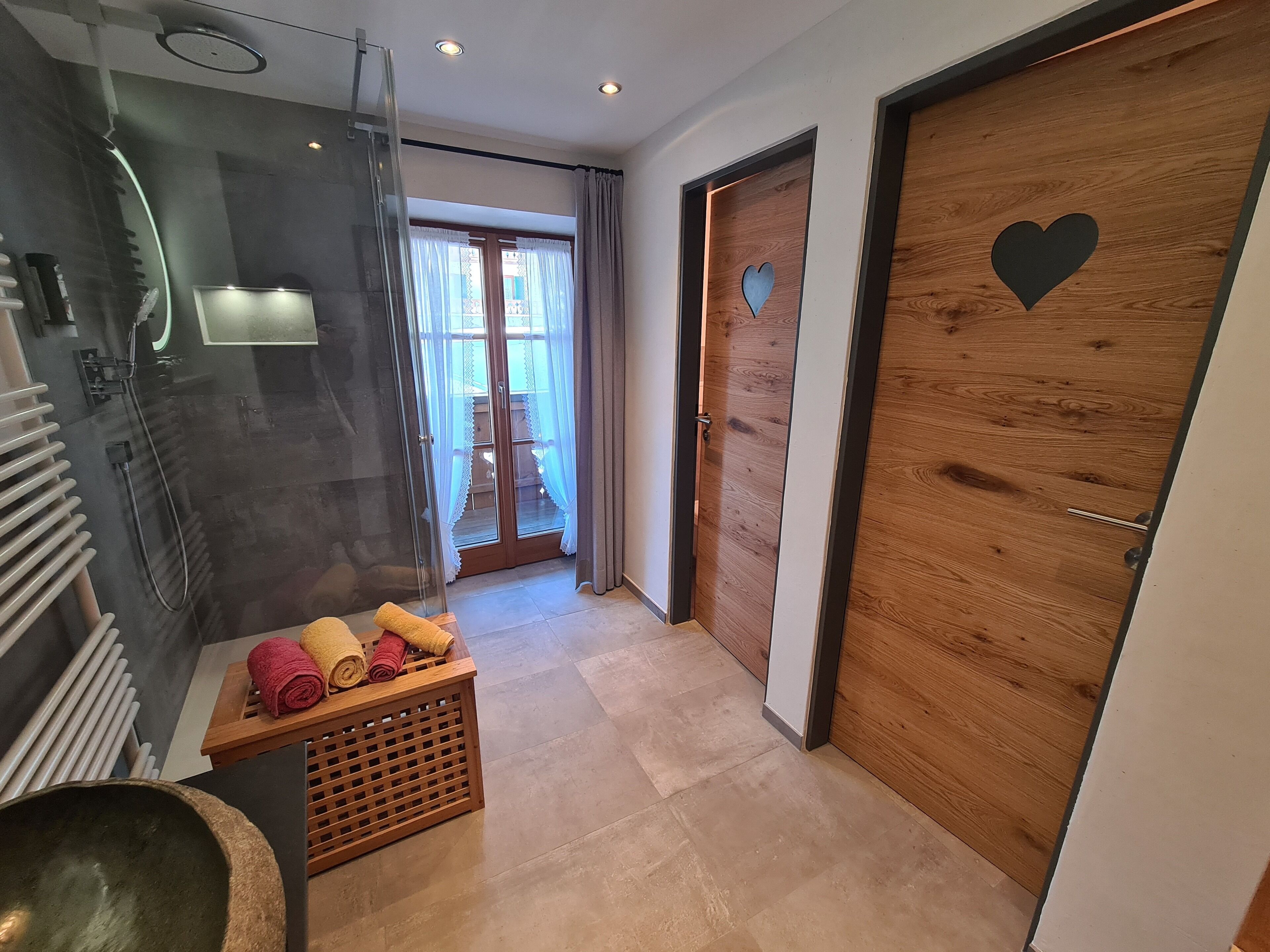Deluxe Apartment, 2 Bedrooms, Slope side | Bathroom | Designer toiletries, hair dryer, heated floors, toilet paper