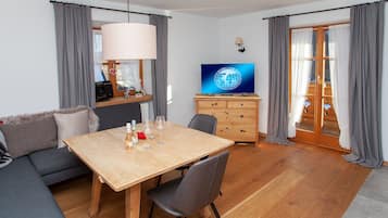 Deluxe appartement, 2 slaapkamers, aan piste | Woonruimte | Een 94-inch ledtelevisie met digitale zenders en televisie