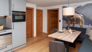 Een koelkast/vriezer, een kookplaat, een espressoapparaat