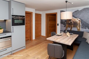 Frigorífico grande, placa de cocina y máquina de café espresso