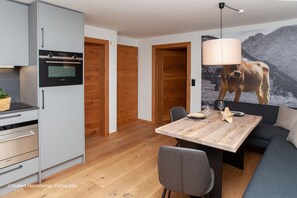 Refrigerador con congelador, parrilla de estufa y cafetera de espresso