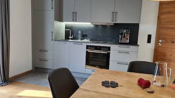 Apartemen Deluks, 2 kamar tidur, tepi tebing | Dapur pribadi | Lemari es besar, kompor, mesin espresso, dan mesin pembuat kopi/teh