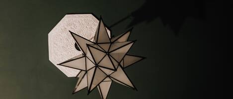 Eine geometrische Leuchte mit sternförmigem Design vor dunklem Hintergrund.