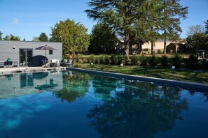 สระว่ายน้ำกลางแจ้ง, ร่มริมสระว่ายน้ำ, เก้าอี้อาบแดดริมสระ