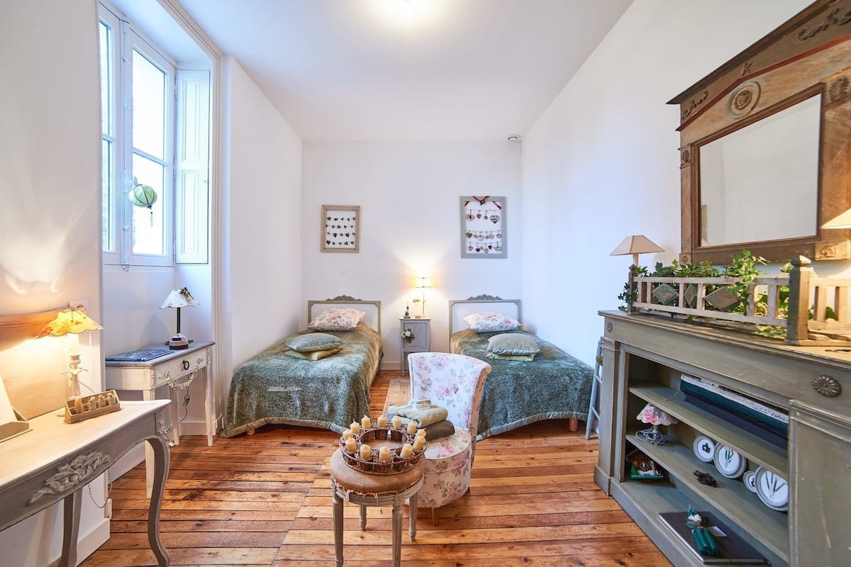 Kamer, 1 twee- of 2 eenpersoonsbedden, gemeenschappelijke badkamer (Jade) | Een bureau, gratis babybedden, extra bedden (toeslag), gratis wifi