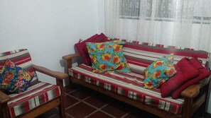 Casa clásica, 1 cama de matrimonio, no fumadores | Zona de estar | Una televisión LCD