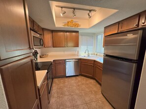 Kylskåp, mikrovågsugn, ugn och spishäll