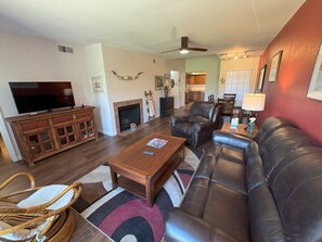 Tv, eldstad och dvd-spelare