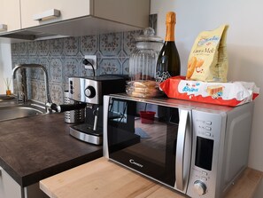 Kjøleskap, mikrobølgeovn, kaffetrakter/tekoker og kjøkkenutstyr