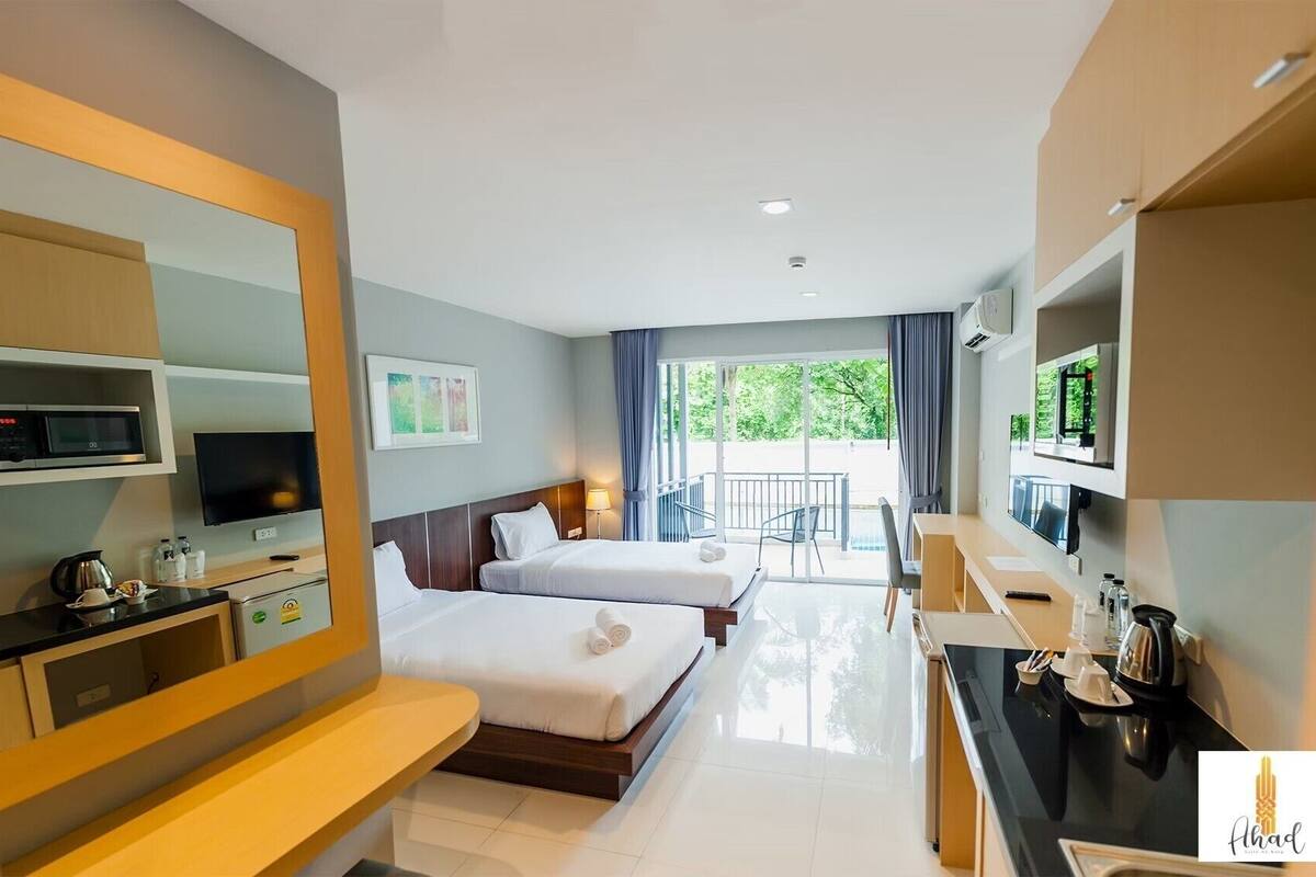 Deluxe Twin Room, Pool Access | Desk, soundproofing, rollaway beds, free WiFi