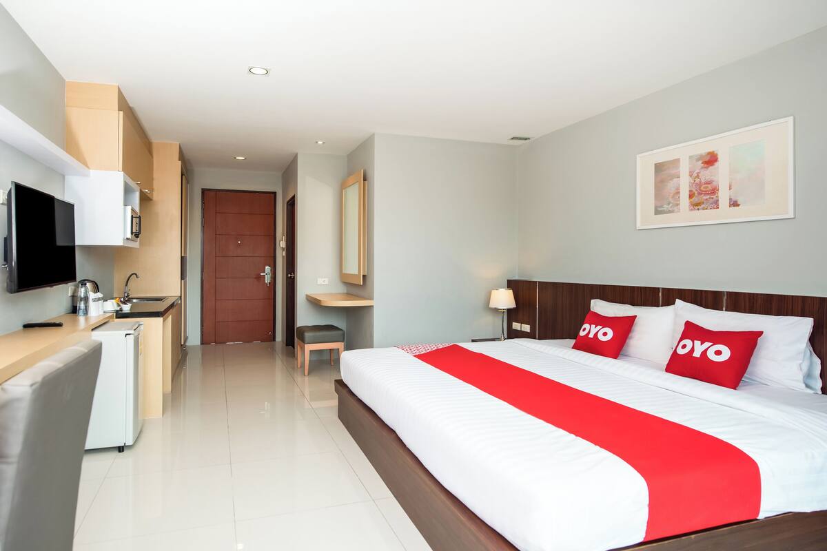 Desk, soundproofing, rollaway beds, free WiFi