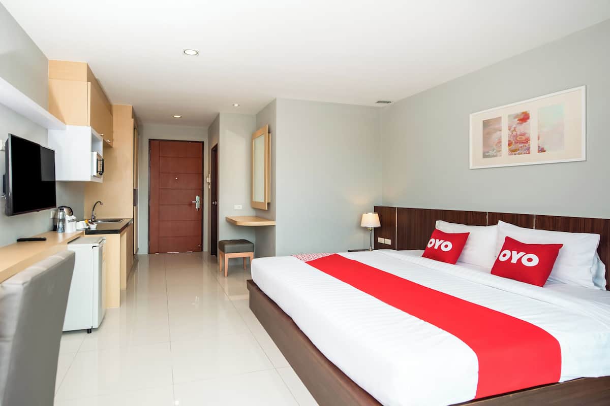 Desk, soundproofing, rollaway beds (surcharge), WiFi (free)