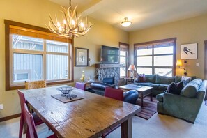 TV, fireplace - Ski in/ Ski out, Private Hot Tub, Free Shuttle & Views! (Whistler)