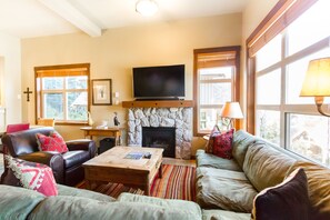 TV, fireplace - Ski in/ Ski out, Private Hot Tub, Free Shuttle & Views! (Whistler)