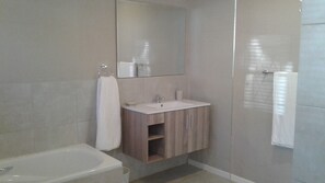 Family Cottage, 2 Bedrooms, Mountain View | Bathroom | Towels