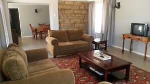 Family House, 2 Bedrooms, Mountain View | Living room | 40-cm flat-screen TV with satellite channels - Ledges Retreat (Jagersrust)