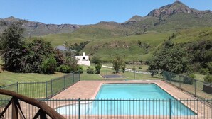 A swimming pool with a view of a mountainous landscape. - Ledges Retreat (Jagersrust)