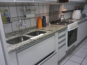 ثلاجة، ميكروويف، فرن، موقد طهي مسطح