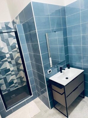Apartemen Keluarga, 3 kamar tidur, balkon, pemandangan kota | Kamar mandi | Shower, perlengkapan mandi gratis, pengering rambut, dan kloset