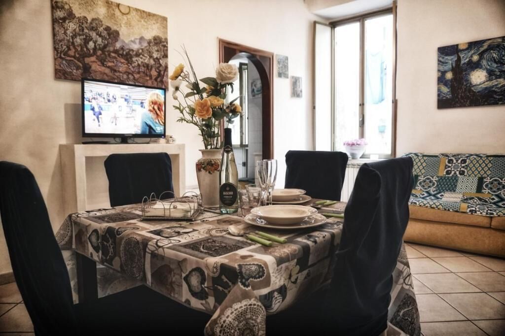 Familienapartment, 3 Schlafzimmer, Balkon, Stadtblick | Wohnbereich | Flachbildfernseher