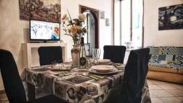 Familienapartment, 3 Schlafzimmer, Balkon, Stadtblick | Wohnbereich | Flachbildfernseher