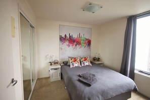 2 bedrooms, desk, iron/ironing board, travel cot - Onsite Parking, 2 Keys, Self Check in (West Melbourne)