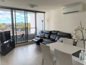 Smart TV - Onsite Parking, 2 Keys, Self Check in (West Melbourne)