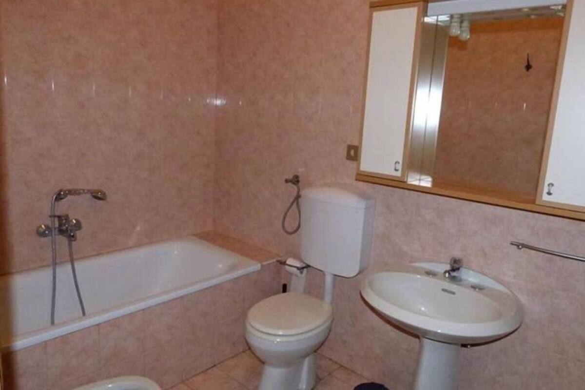 Un baño con bañera, inodoro y lavamanos.