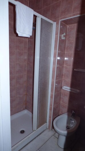 A bathroom with a shower, a toilet, and a bidet. - La Pergola (Zibido San Giacomo)