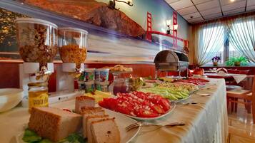 Daily buffet breakfast (PLN 25 per person)