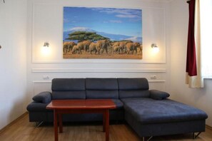 Apartment | Blackout drapes, iron/ironing board, free WiFi, bed sheets