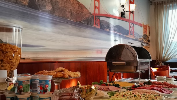 Une table de buffet proposant divers plats et un barbecue.