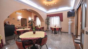 Aperto a colazione, pranzo e cena