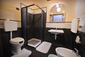 Camera tripla | Bagno | Doccia, soffione a pioggia, set di cortesia gratuito, asciugacapelli