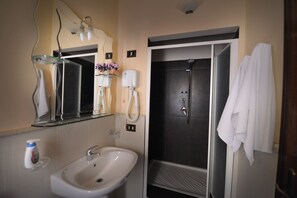 Quadruple Room | 1 bedroom, Egyptian cotton sheets, minibar, in-room safe - Hotel Piccolo di Corduneanu Aurora (Termini Imerese)