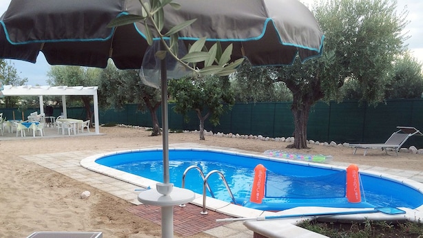 Seasonal outdoor pool, pool umbrellas - Follow Me B&B (San Salvo)