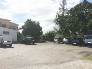 Free self parking - Follow Me B&B (San Salvo)