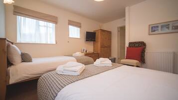 Double Room with Extra Bed (2 Adults + 1 Child) | 1 bedroom, free WiFi