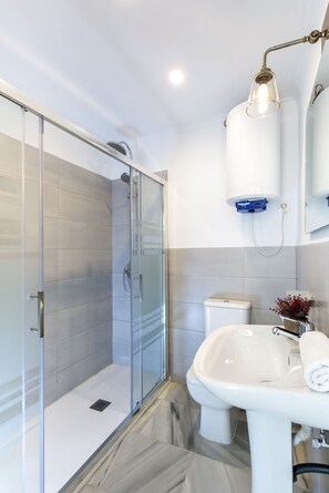 Dusche, Haartrockner, Bidet, Handtücher