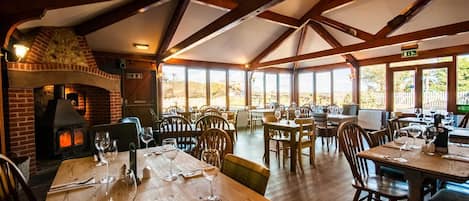 Serveert lunch en diner, lokale gerechten