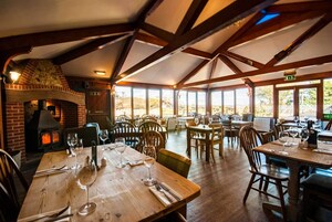 供应午餐和晚餐，地方菜