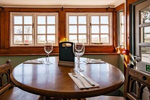 Lunch and dinner served, local cuisine - The Chequers Inn (Ventnor)