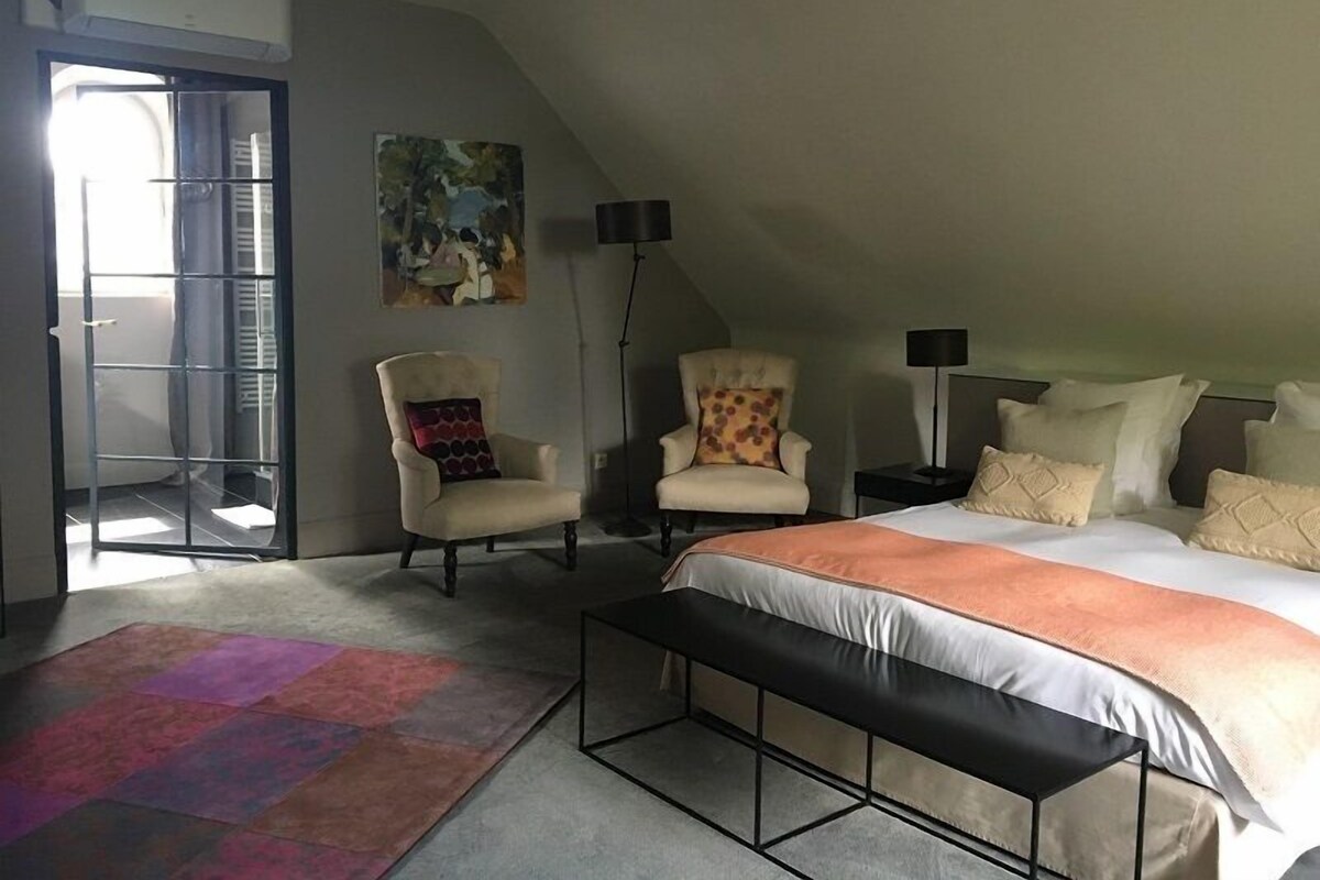 Quarto casal superior | Individualmente decorados, individualmente mobiliados, escrivaninha