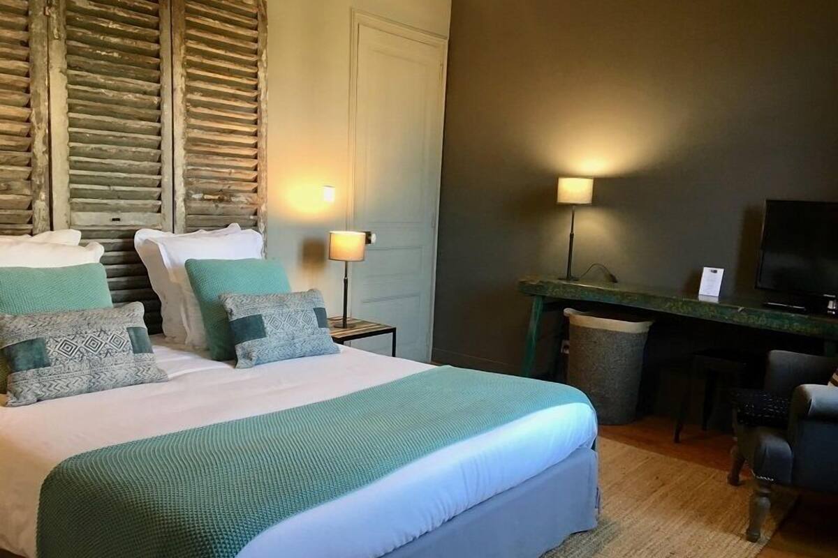 Doppelzimmer (Nicolas) | Individuell dekoriert, individuell eingerichtet, Schreibtisch