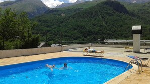 A swimming pool with a view of mountains. - Hotel Escalar (Panticosa)