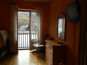 Tremannsrom | Safe på rommet, barnesenger og ekstrasenger (mot et tillegg)